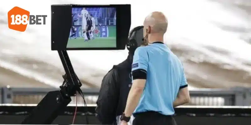 VAR giúp các trọng tài đưa ra quyết định cuối cùng chuẩn xác nhất.
